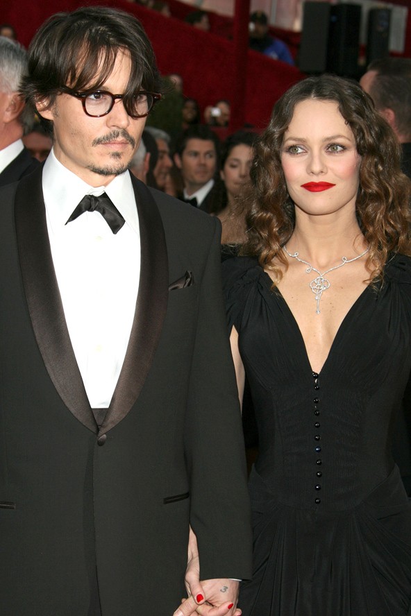 Valósággal sokkolta a rajongókat, hogy a ´bezzegpár´ 14 év után elvált. Johnny Depp és Vanessa Paradis állítólag Amber Heard miatt szakítottak, a színész csodaszép feleségét és két gyermekét hagyta ott a fiatal színésznőért.