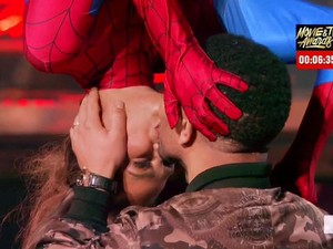 Chrissy Teigen és John Legend a legédesebb sztárpár - Íme a Pókember-csók