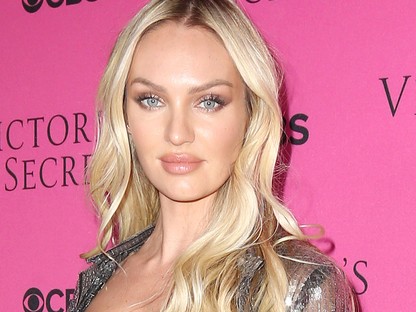 A terhes Candice Swanepoel piacra dobta a világ legszexibb fürdőruháit