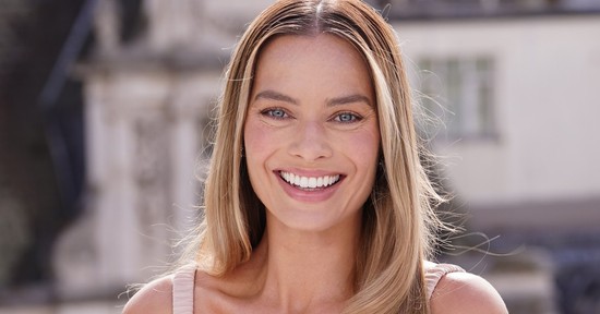 Margot Robbie meztelen istennőként tündököl tangás pucérruhájában