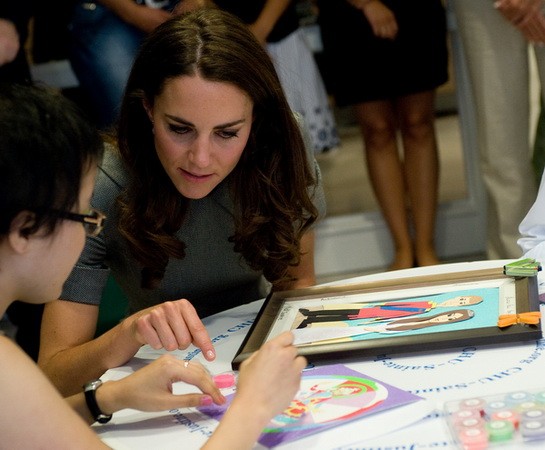 Kate és a művészetek: az asztalon fekvő képen Kate és Vilmos!