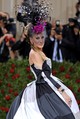 Sarah Jessica Parker a 2022-es Met-gálán is egy Philip Treacy kalapot választott. Mi ez, ha nem őszinte szeretet és odaadás? SJP pontosan tudja, mi a dörgés divatfronton!