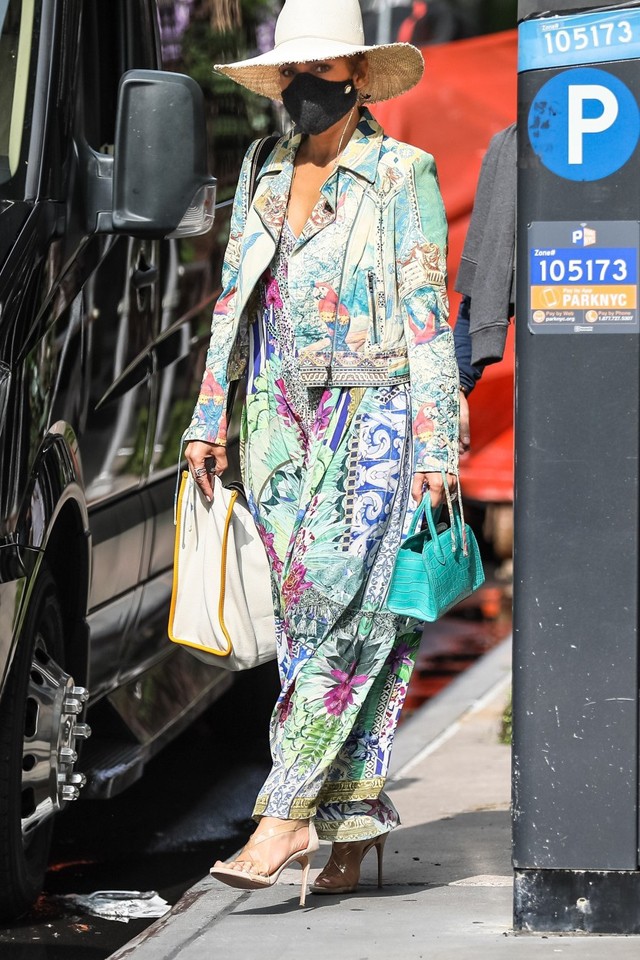 Jennifer Lopez ruhája egy baklövés, rajta mégis tökéletesen mutat