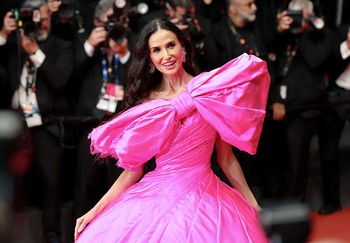 Demi Moore élete legdrámaibb ruháját viselte a cannes-i filmfesztiválon, mágnesként vonzotta magára a tekinteteket