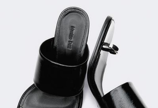 A csendes luxus jegyében megérkezett az év szandálja: vagy szeretni, vagy gyűlölni fogod, átmenet nem létezik