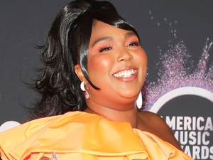 Lizzo a világ legkisebb táskáját vitte magával a vörös szőnyegre