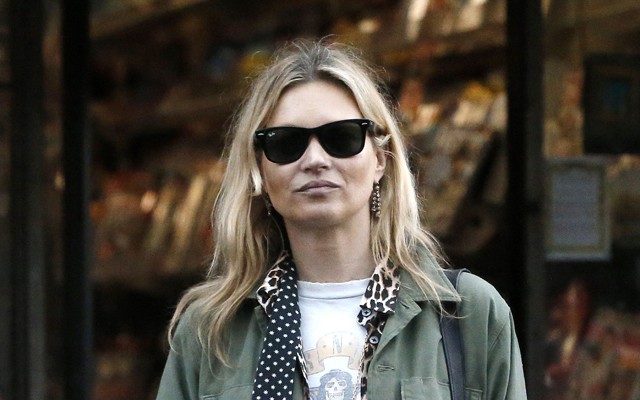 Kate Moss London utcáin bolyong, kicsit elveszve