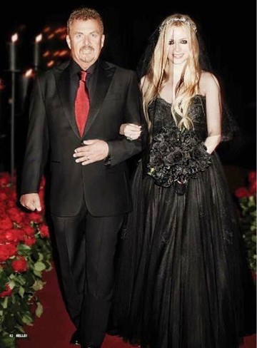 Avril Lavigne esküvői ruhájától a depresszió posványos mocsarába süllyedünk 