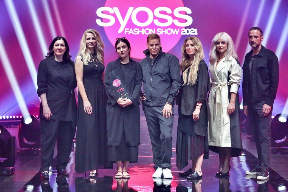 A SYOSS Fashion Show 2021-es nyertese Szemere Kamilla, és a hattagú zsűri
