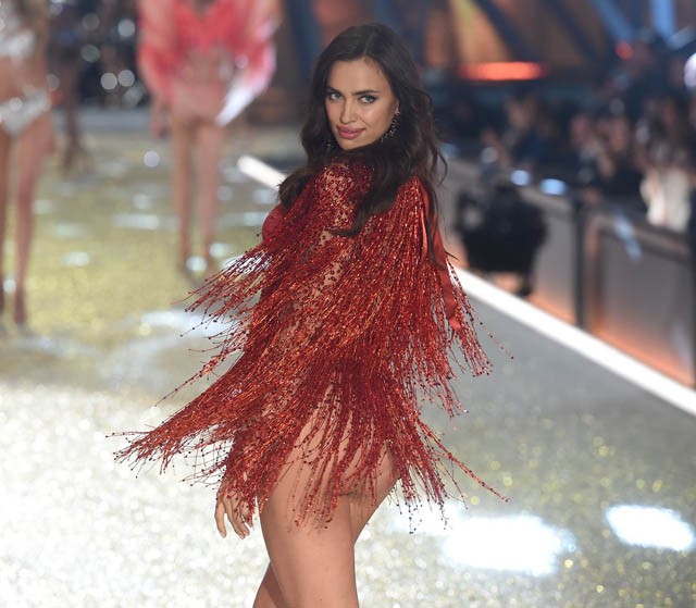 Irina Shayk a Victoria´s Secret kifutóján várandósan