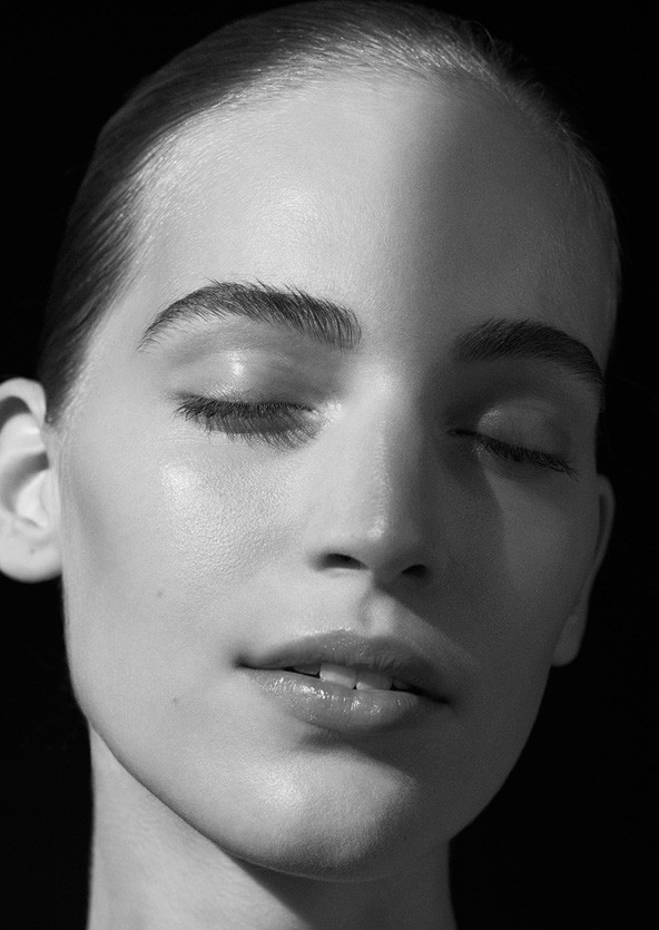 Monokróm múzsa - Gyönyörű fotósorozatban Axente Vanessa!