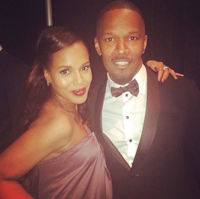 Kerry Washington itt épp Jamie Foxx-szal pózol, de nem ez a lényeg. A hölgy ugyanis Jason Wu ruhában érkezett az Oscar-gálára, ami egy első a roppant tehetséges tervező számára.