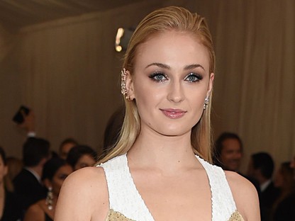 Sophie Turner óriásit spoilerezett: elárulta ki hal meg a Trónok harcában?