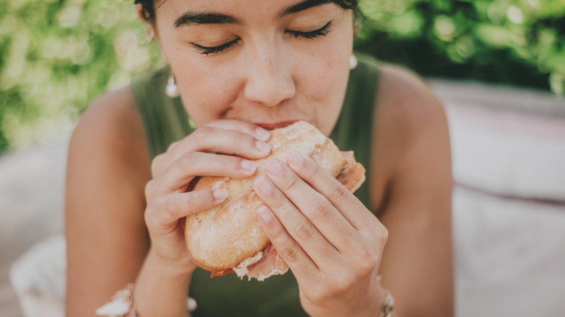 Az irritábilis bél szindróma (IBS) egy gyakori emésztési rendellenesség, melyet puffadás, váltakozó székrekedés vagy hasmenés, és erős hasi fájdalom jellemez.