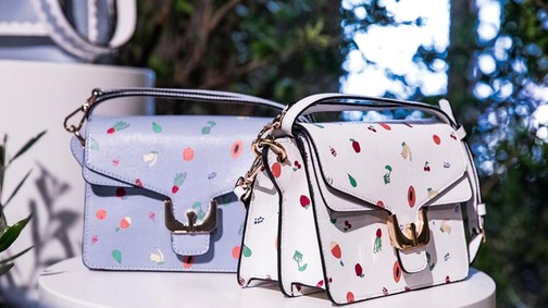 Utazás a világ körül a Coccinelle táskáival