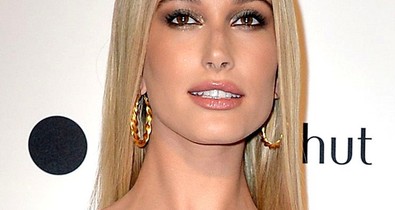 Hailey Baldwin új frizurával, Justin Bieber nélkül vonult a vörös szőnyegen