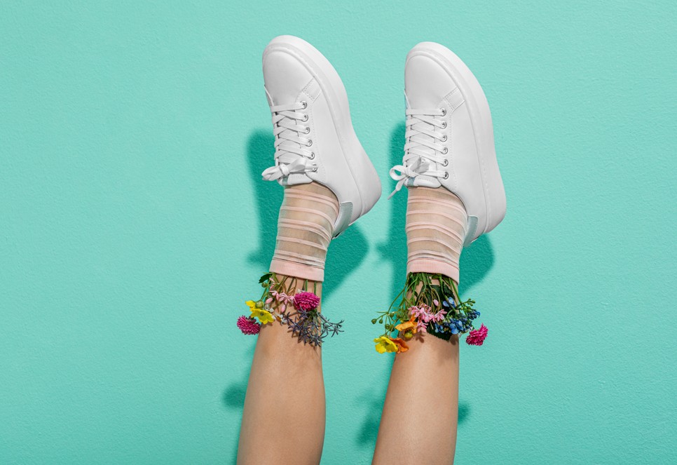 A klasszikus hófehér tornacipő igazi jolly-joker, mutatjuk, hogyan viseld idén nyáron