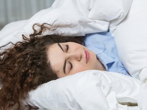 Félelmetes következménye lehet, ha az oldaladon alszol