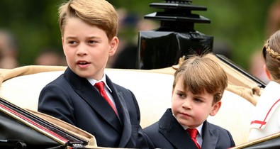 György herceg felnőtt királyként pózol születésnapi portréján, pedig még csak 10 éves