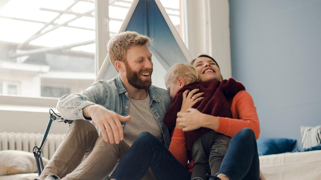 Attól, hogy a szülők néha vagy akár rendszeresen megosztják mással is a gyereknevelés terheit, még nem fog sérülni a kisbabájukkal való kötődés
