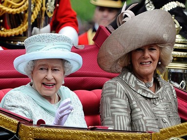 Kamilla királyné szívszorító gesztussal tiszteleg Erzsébet királynő emléke előtt 