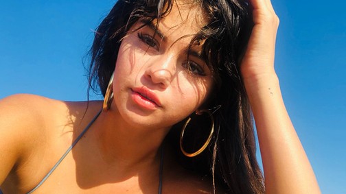 Selena Gomez bikinis fotókon szexizik, de ez a hasbehúzás elég átlátszó