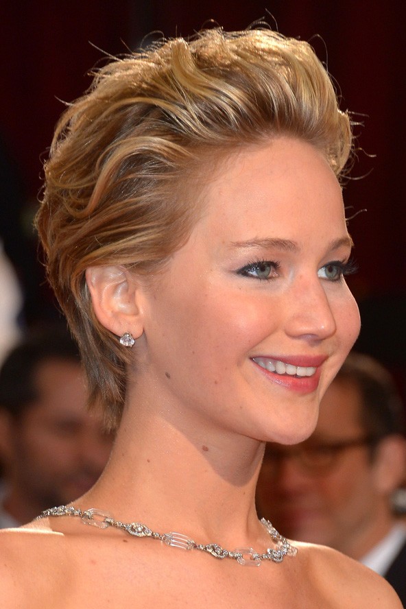 Jennifer Lawrence rövid frizurája igazán sokféleképpen variálható.