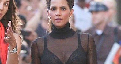 Halle Berry melltartót mutatott