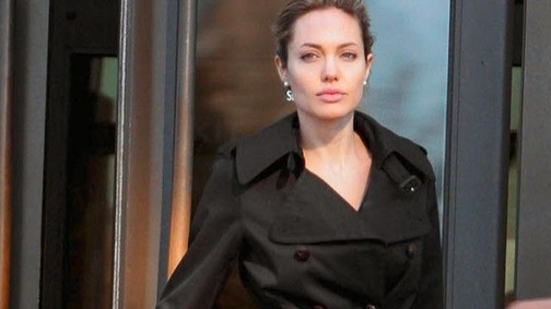 Angelina Jolie sem búsult sokáig, egy idősebb, jóképű pasival randizik!