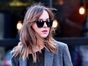 Dakota Johnson átlagos lány az utcán és nagyon jól néz ki, és persze villant egy kis luxust is