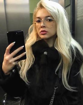 Nem tudjuk, hogy Erika valóban szemüveges-e vagy csak divatkiegészítőként viselte, de szerintünk nagyon jól áll neki! (2017)