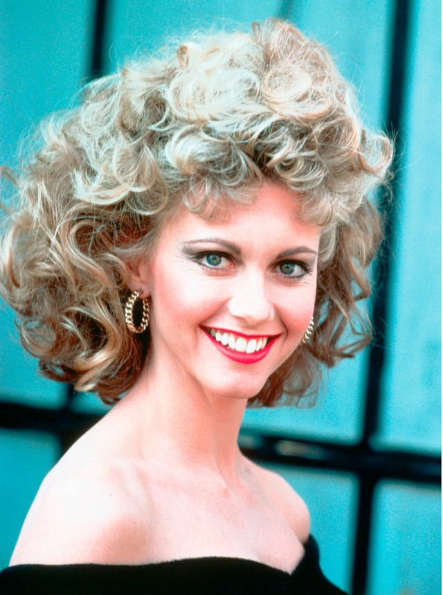 Amikor kiderült, hogy a dauer nem csupán öreg nénik választása. A Grease-ben a visszafogott, szende Olivia-Newton Johnból egy csapásra a legvagányabb csaj válik, és ezzel meg is alapozott a nyolcvanas évek dauerhullámának.