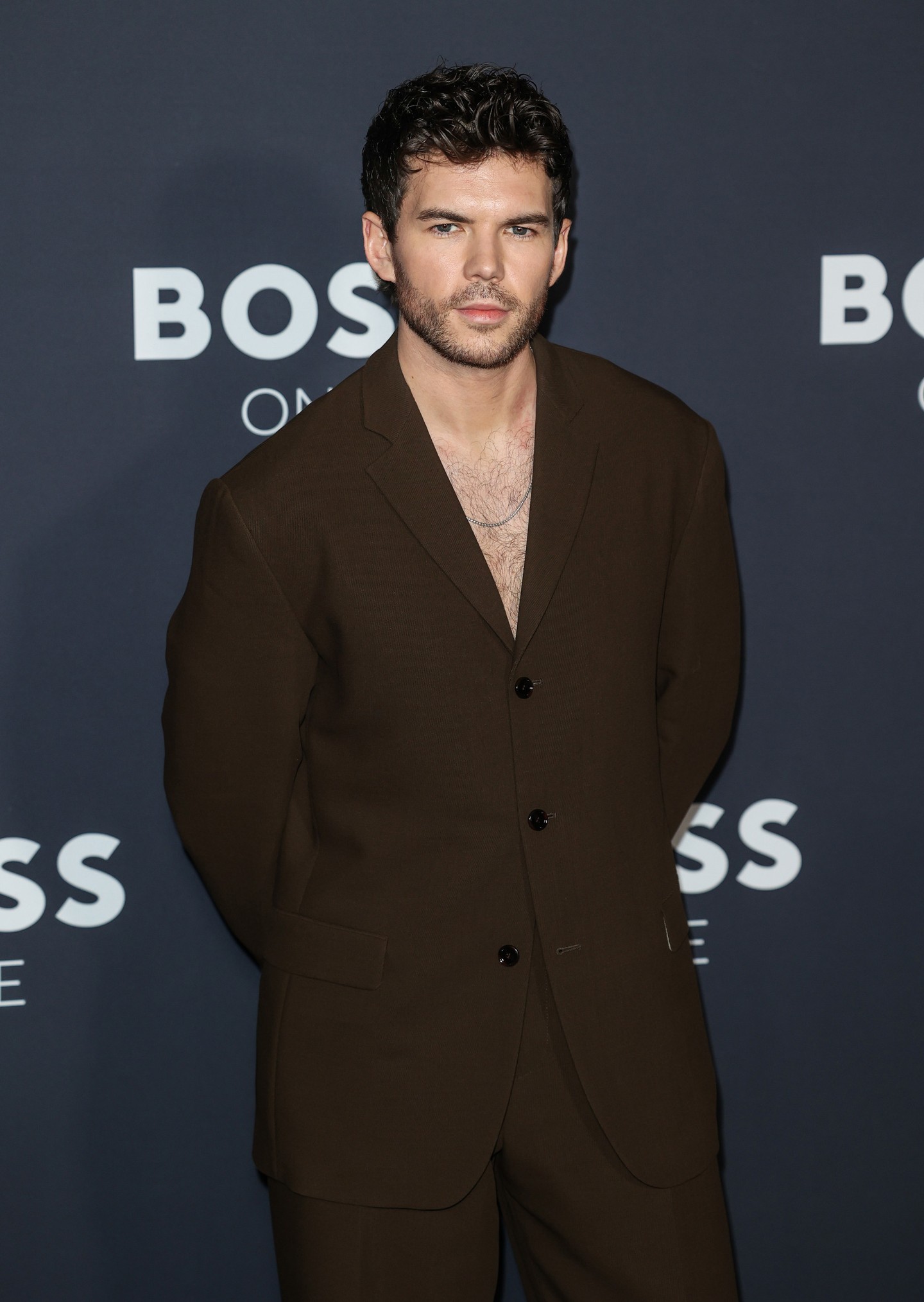 ...Luke Newton viszont már 33 éves.