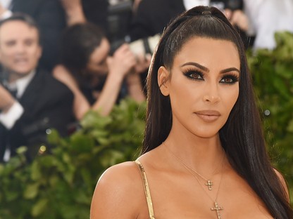 Kim Kardashian testét csak bankjegyek takarták, amikor utcára lépett