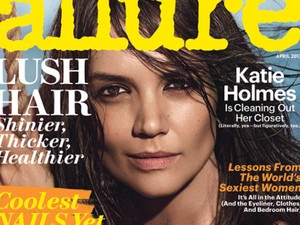Katie Holmes: szégyenlős vetkőzés címlapon