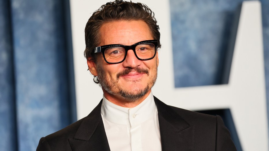 Pedro Pascal, a The Last of Us színésze nem véletlenül érinti meg olyan sokszor a hasát a vörös szőnyegen
