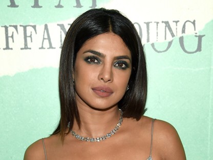 Priyanka Chopra 2000-es évek elejét idéző felsőjét újra elkezdenénk hordani