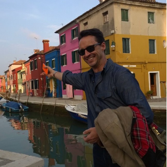 Stephen Alvarezzel a National Geaographic fotósával és a Microsoft képekért felelős nagykövetével igazi élmény volt megismerkedni. Szerintem még meg is tudott volna tanítani fotózni. Mindenesetre újra feltámasztotta bennem a szenvedélyt, amivel megfigyelem a környezetemet. Őszintén: jobb szórakozás mint a Facebookot nyomkodni egész nap!