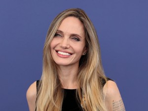 Kiközösítés, önsértés és lázadás jellemezte Angelina Jolie fiatalkorát, mielőtt a világ legismertebb nőjévé vált