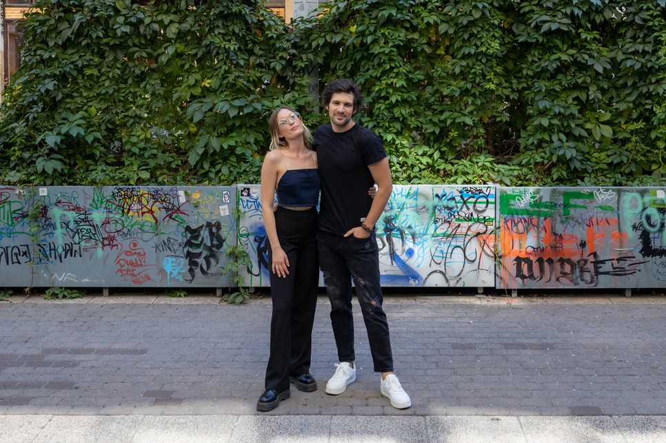 Schoblocher Barbara és Ember Márk játsszák Szendrey Júliaként és Petőfi Sándorként a Szabadakarat című színdarabban a zenés részeket