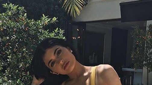 Házi pornója még nincs, de az alakja megvan hozzá: Kylie Jenner falatnyi bikiniben mutatta meg magát