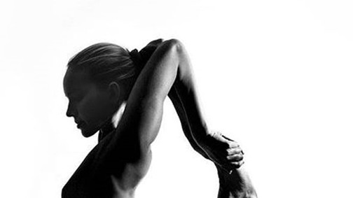 Meztelenül jógázik az új Instagram-sztár!