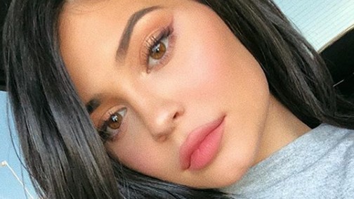 Kylie Jenner olyan tortával lepte meg szerelmét, hogy nem tudjuk, sírjunk vagy nevessünk