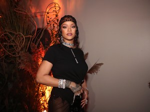 Rihanna Oscar Gold Party szettjét látnod kell!