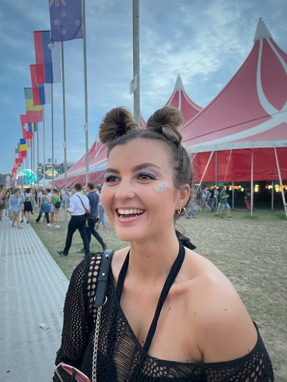 Strasszok a szemkörnyékén mindig feldobják a hangulatot