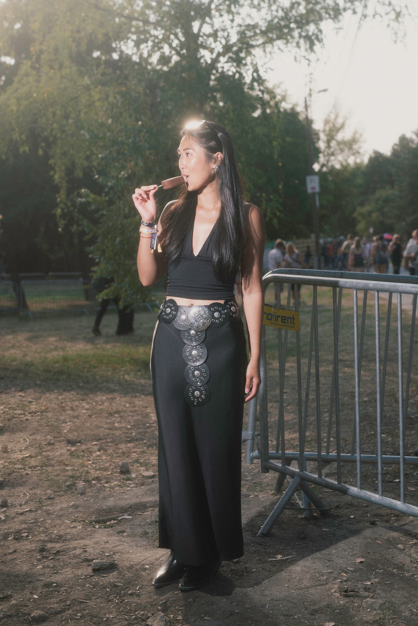 Ez az összeállítás igazi dark fesztivál hangulatot sugároz. A mélyen dekoltált top és a maxi szoknya kombinációja egyszerre kényelmes és stílusos. Saját csavart adott a megjelenéshez azzal, hogy egy feltűnő övet választott kiegészítőnek. A western csizma pedig tökéletesen hozza a gondtalan, nyári koncertélmény vibe-ját.