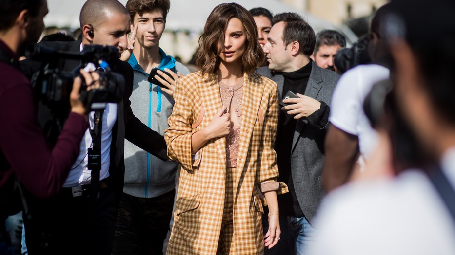 Emily Ratajkowski stílusos oversize öltönyben