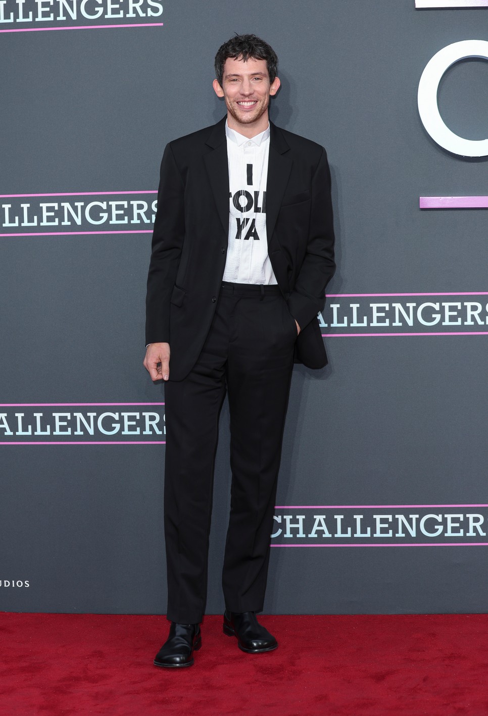 Josh O'Connor az "I Told Ya" felirattal hűvös csavart hoz az elegáns megjelenésbe.