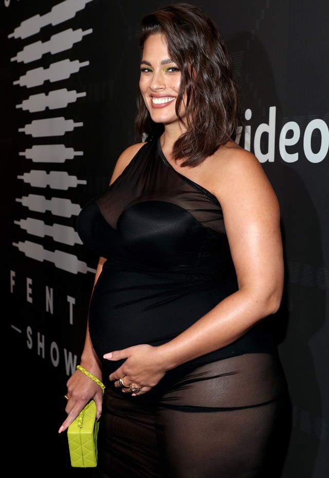 Ashley Graham apró ruhában ÓRIÁSI hassal pózol