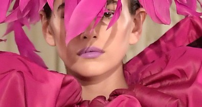 Te jó ég! Kaia Gerber fején egy hatalmas fukszia éktelenkedik!